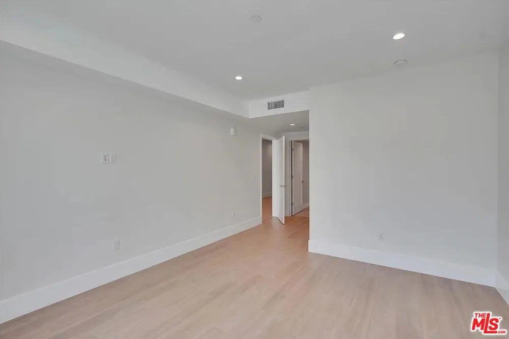 14419 Riverside Drive #203 Sherman Oaks, CA 91423