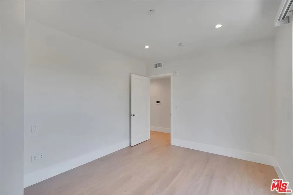 14419 Riverside Drive #203 Sherman Oaks, CA 91423