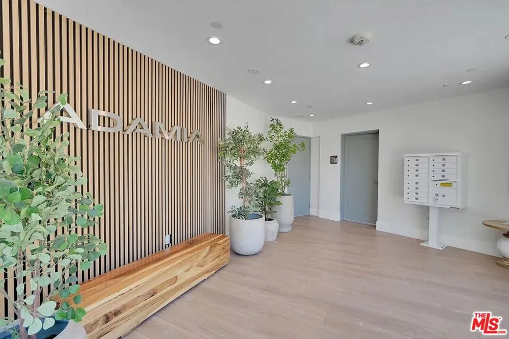 14419 Riverside Drive #203 Sherman Oaks, CA 91423