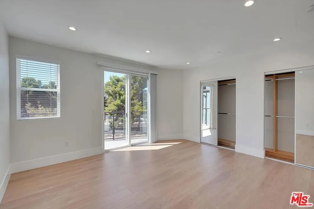 14419 Riverside Drive #203 Sherman Oaks, CA 91423