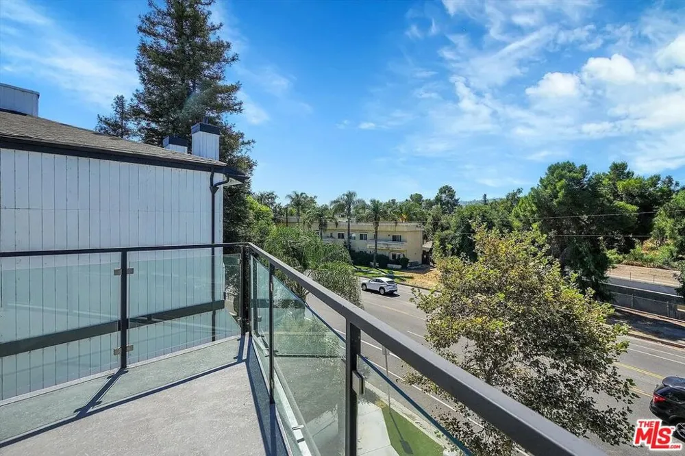 14419 Riverside Drive #203 Sherman Oaks, CA 91423