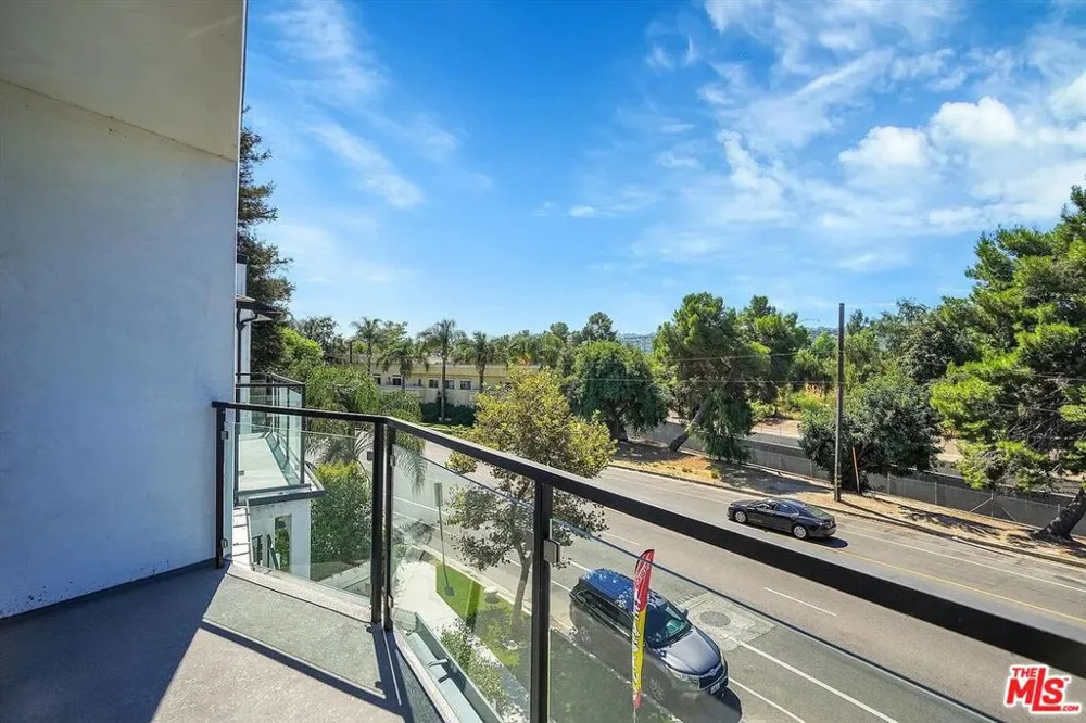 14419 Riverside Drive #203 Sherman Oaks, CA 91423