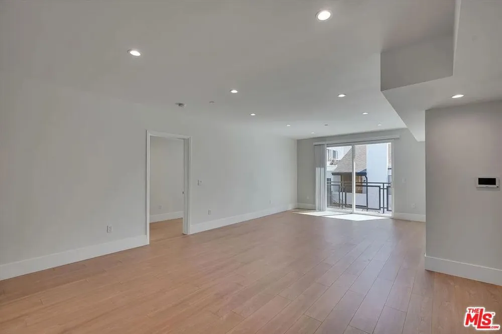 14419 Riverside Drive #203 Sherman Oaks, CA 91423