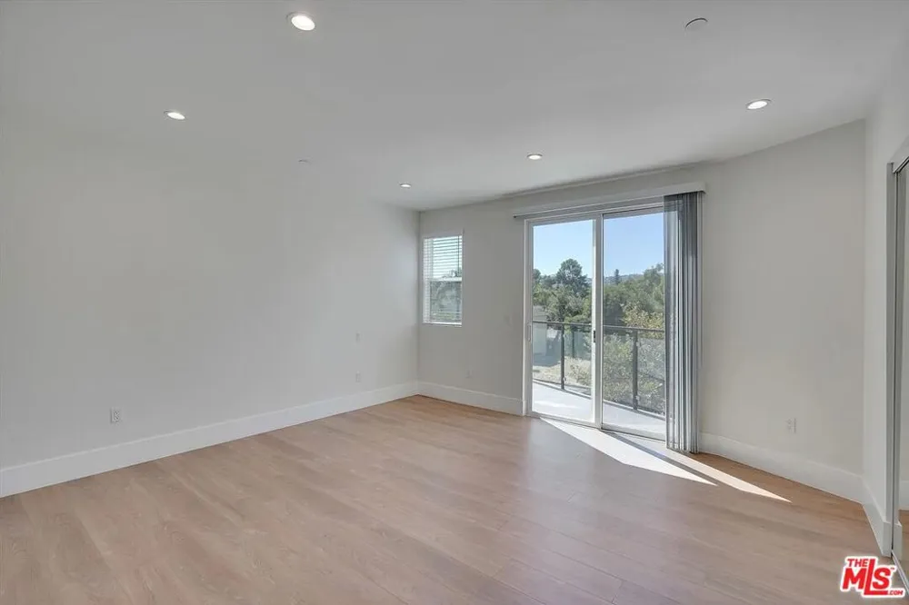 14419 Riverside Drive #203 Sherman Oaks, CA 91423