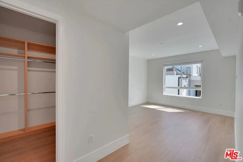 14419 Riverside Drive #203 Sherman Oaks, CA 91423