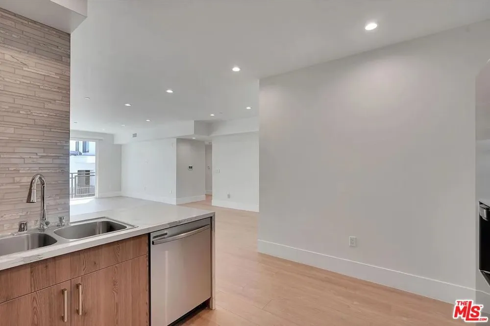 14419 Riverside Drive #203 Sherman Oaks, CA 91423