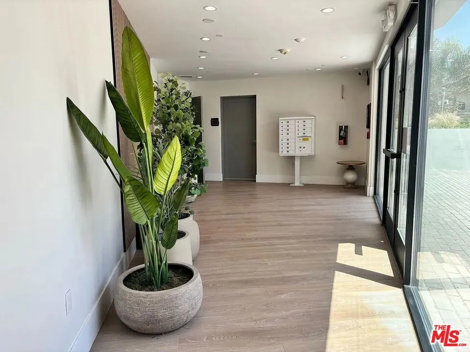 14419 Riverside Drive #203 Sherman Oaks, CA 91423