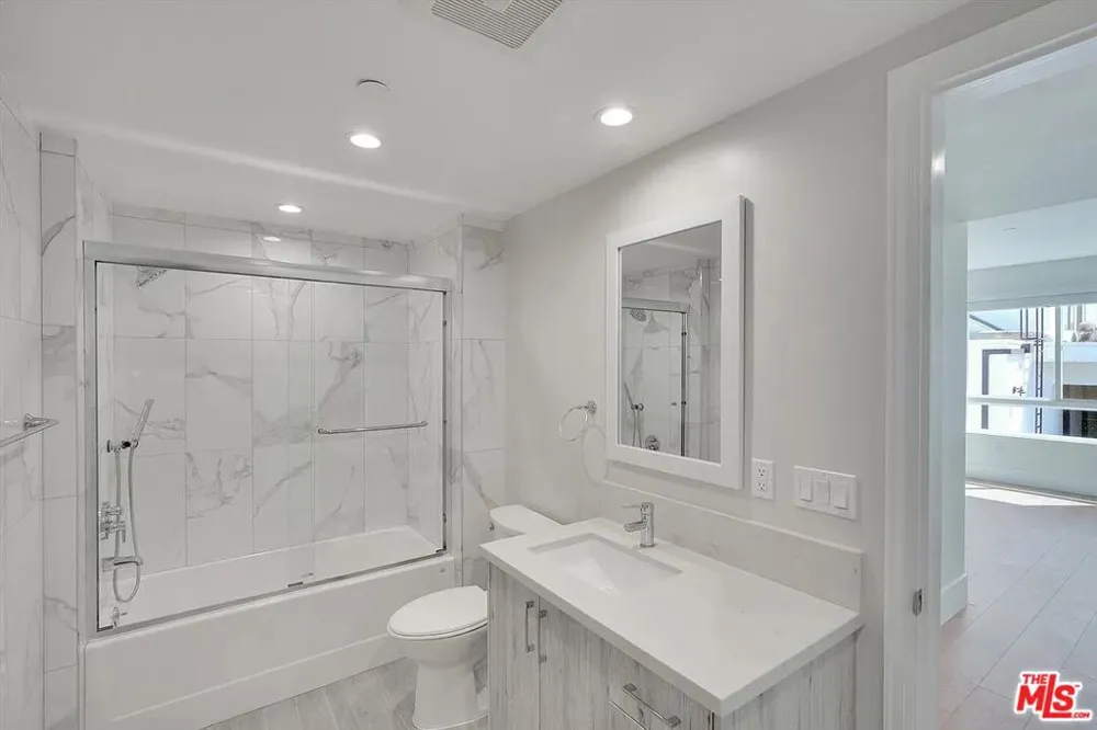 14419 Riverside Drive #203 Sherman Oaks, CA 91423