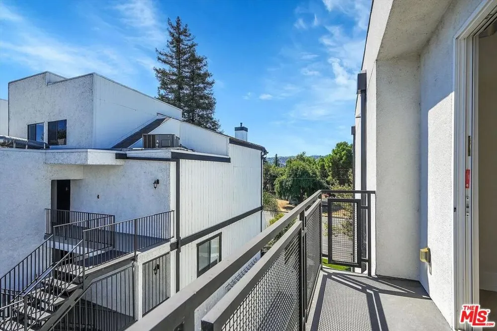14419 Riverside Drive #203 Sherman Oaks, CA 91423