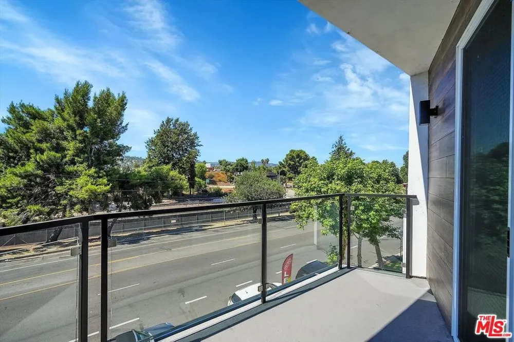 14419 Riverside Drive #203 Sherman Oaks, CA 91423