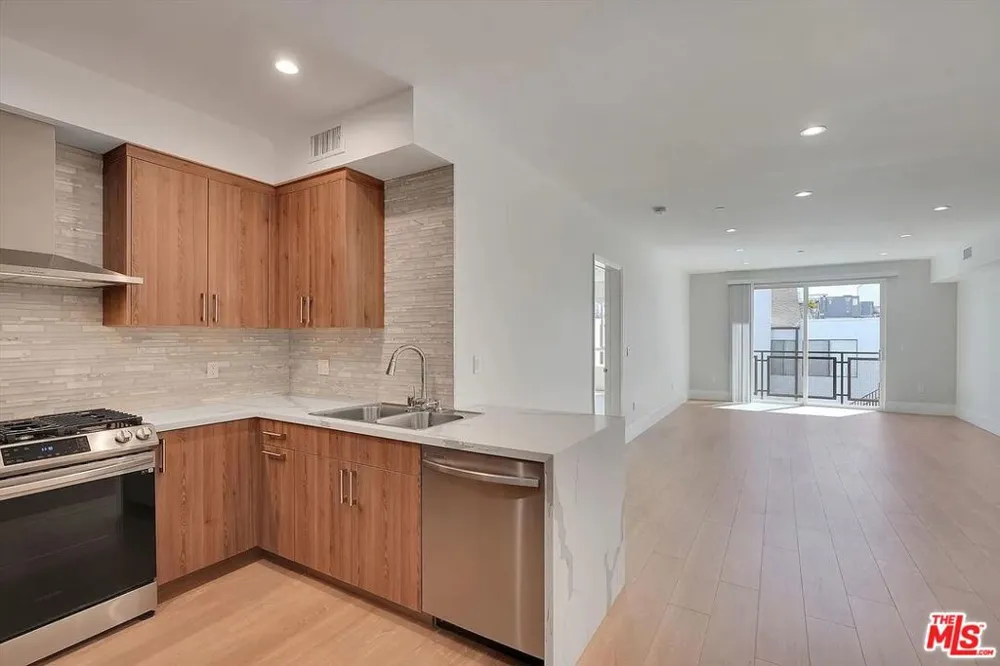 14419 Riverside Drive #203 Sherman Oaks, CA 91423
