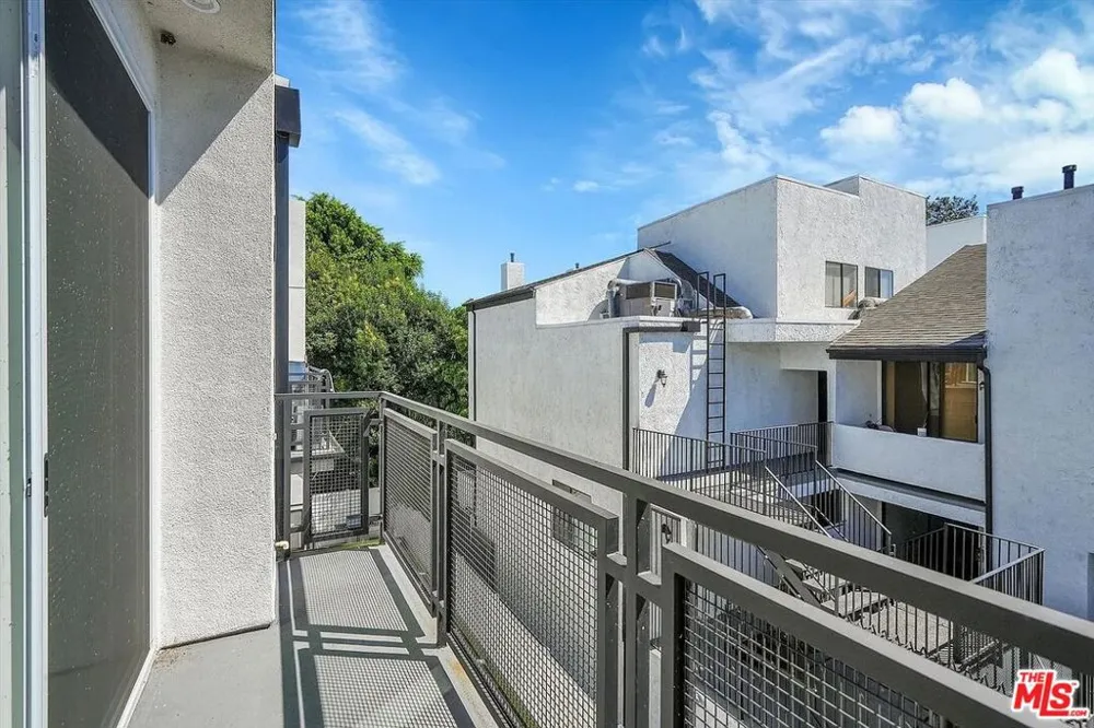 14419 Riverside Drive #203 Sherman Oaks, CA 91423