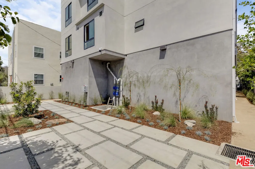 1825 New Hampshire Avenue #203 Los Angeles, CA 90027