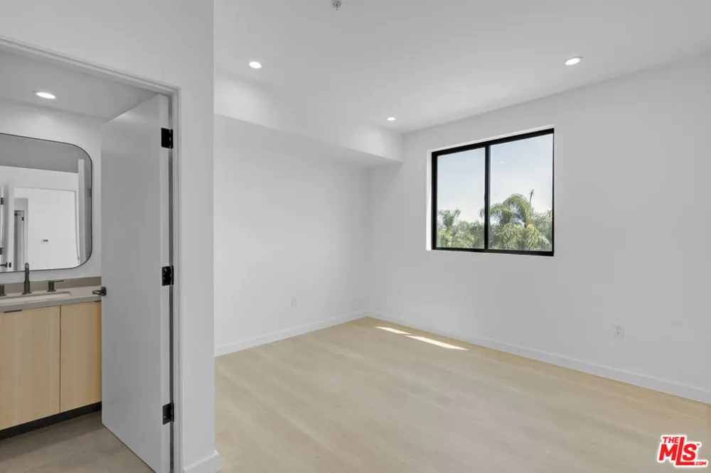 1825 New Hampshire Avenue #203 Los Angeles, CA 90027