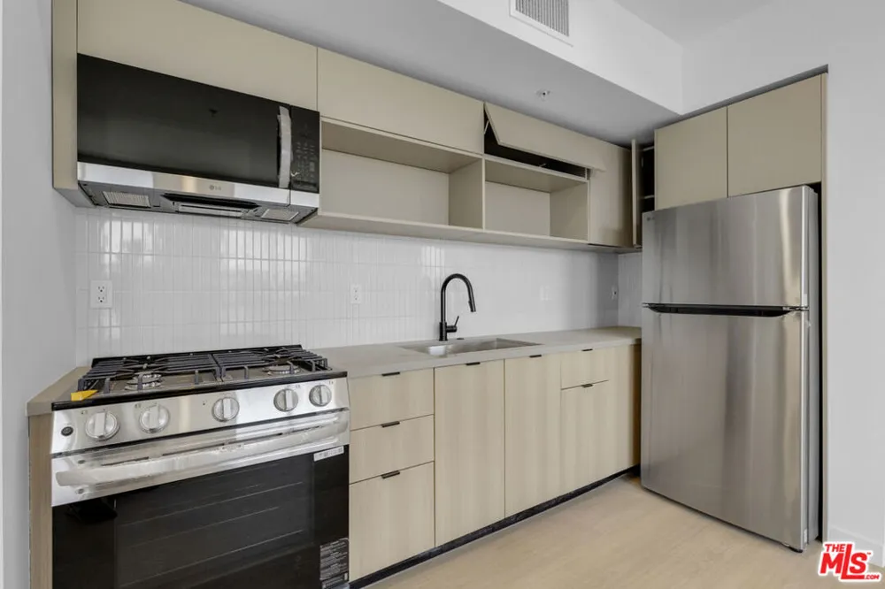 1825 New Hampshire Avenue #203 Los Angeles, CA 90027