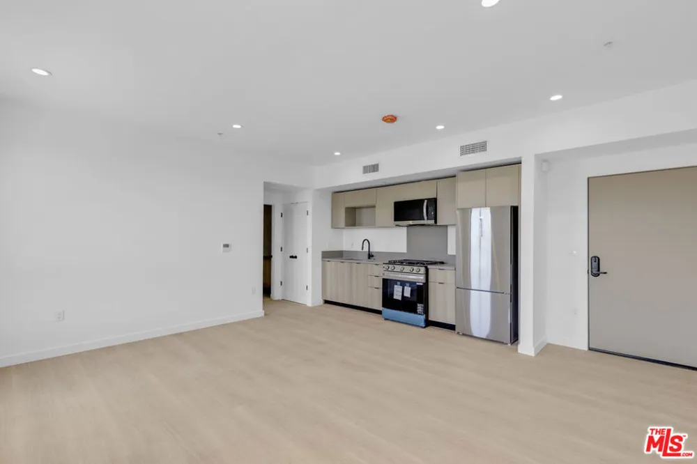 1825 New Hampshire Avenue #204 Los Angeles, CA 90027