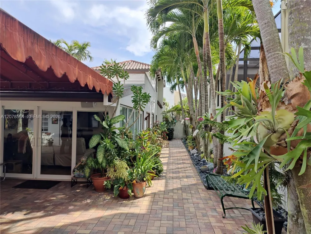 1823 S Bayshore Ln Miami, FL 33133