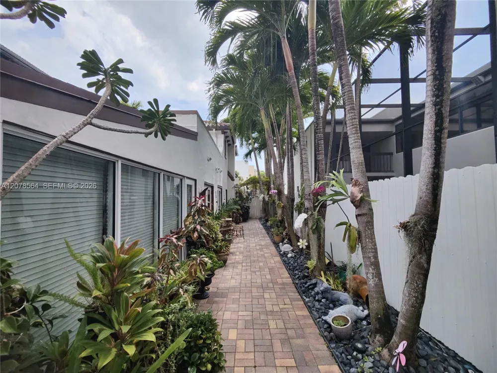 1823 S Bayshore Ln Miami, FL 33133