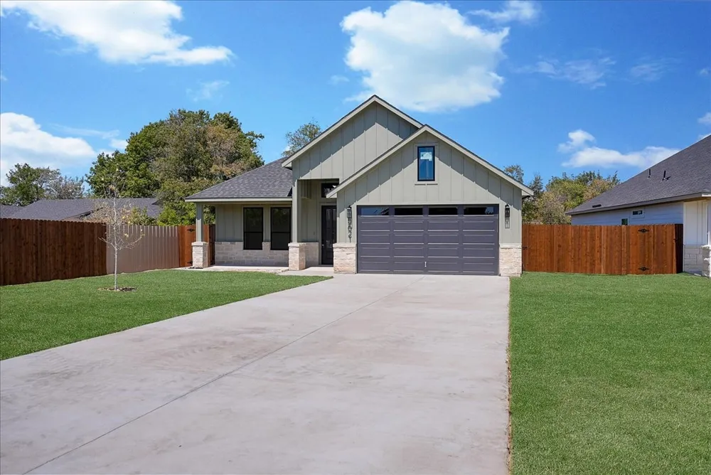 5621 Oak Grove Road Fort Worth, TX 76134