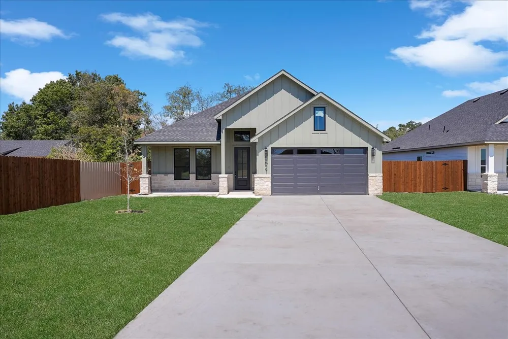 5621 Oak Grove Road Fort Worth, TX 76134