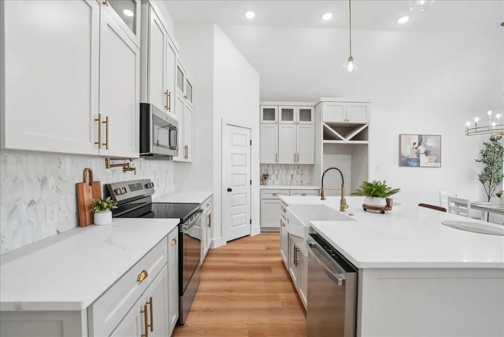 5621 Oak Grove Road Fort Worth, TX 76134