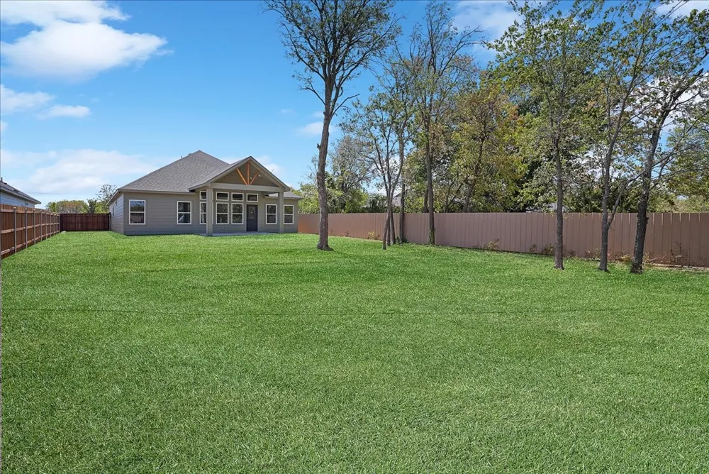 5621 Oak Grove Road Fort Worth, TX 76134