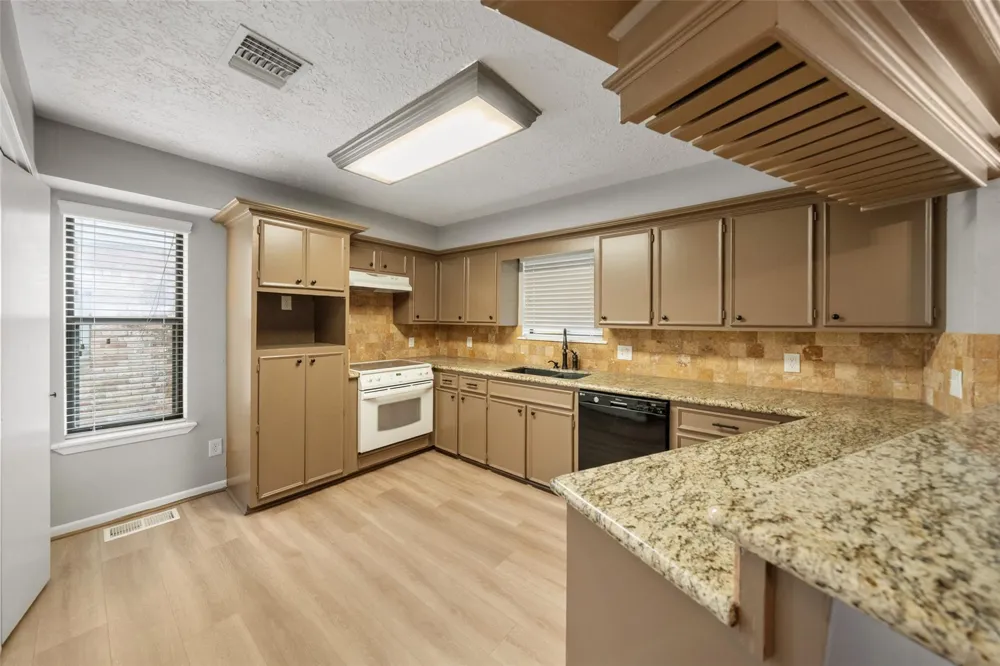 25 Shady Oak Lane Conroe, TX 77304