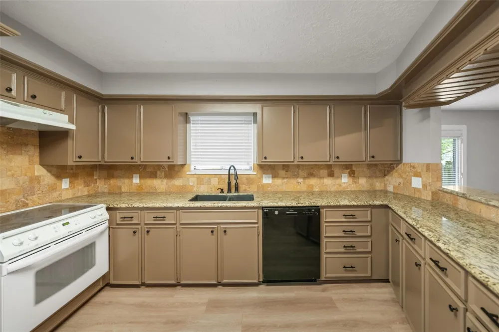 25 Shady Oak Lane Conroe, TX 77304