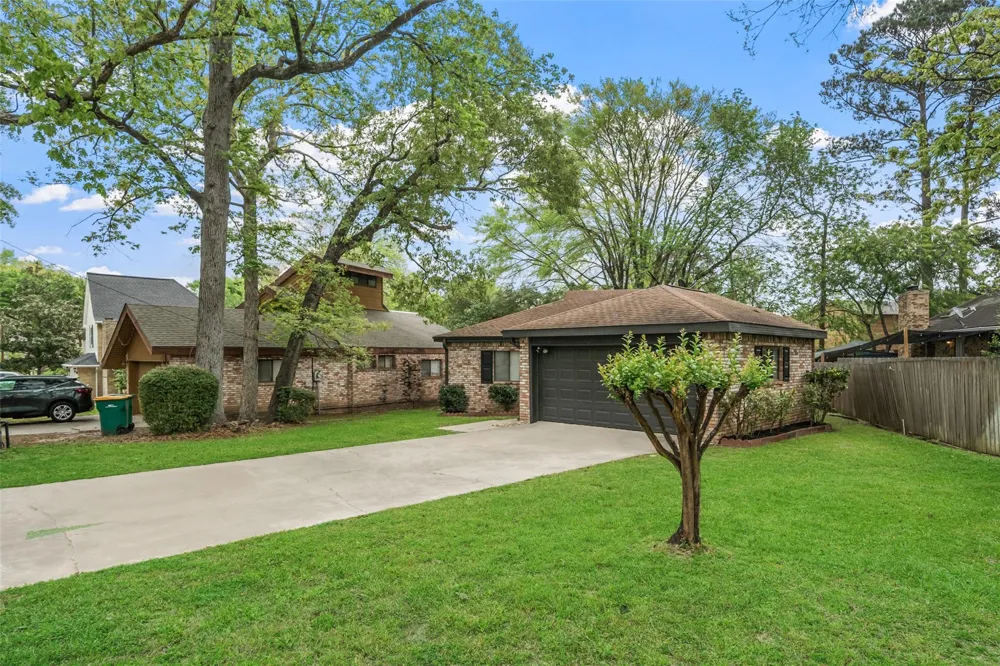 25 Shady Oak Lane Conroe, TX 77304
