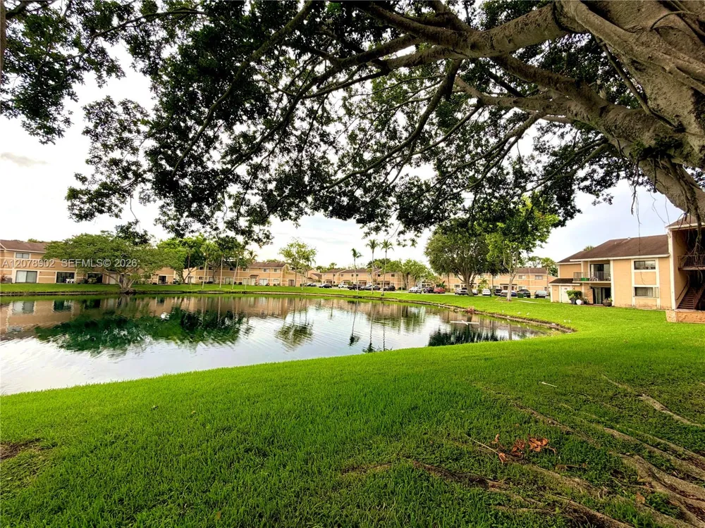 351 Palm Way #104 Pembroke Pines, FL 33025