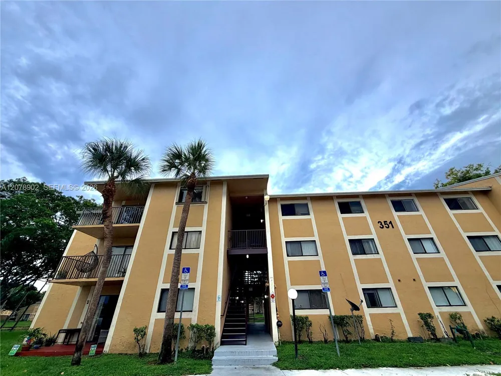 351 Palm Way #104 Pembroke Pines, FL 33025