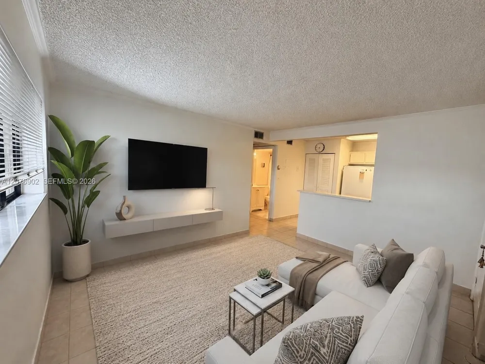 351 Palm Way #104 Pembroke Pines, FL 33025