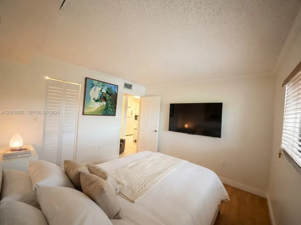 351 Palm Way #104 Pembroke Pines, FL 33025