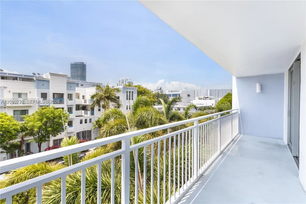 1045 10th St #402 Miami Beach, FL 33139