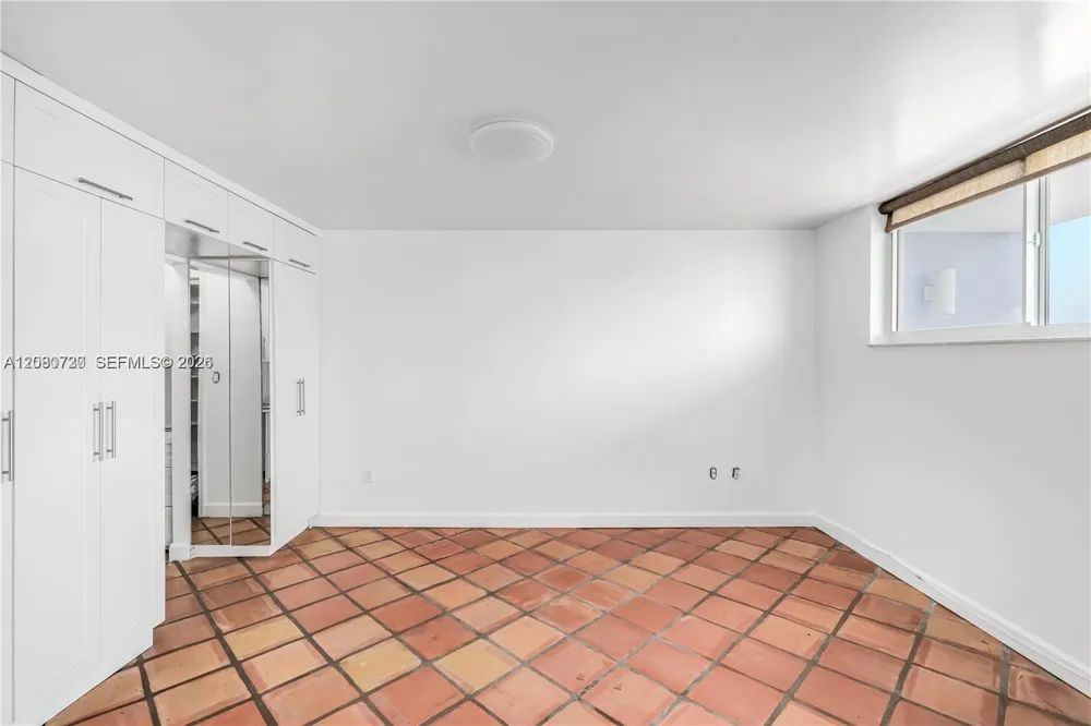 1045 10th St #402 Miami Beach, FL 33139