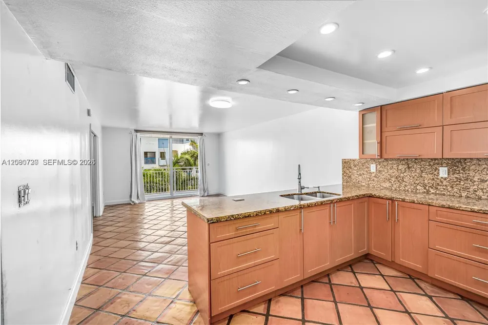 1045 10th St #402 Miami Beach, FL 33139