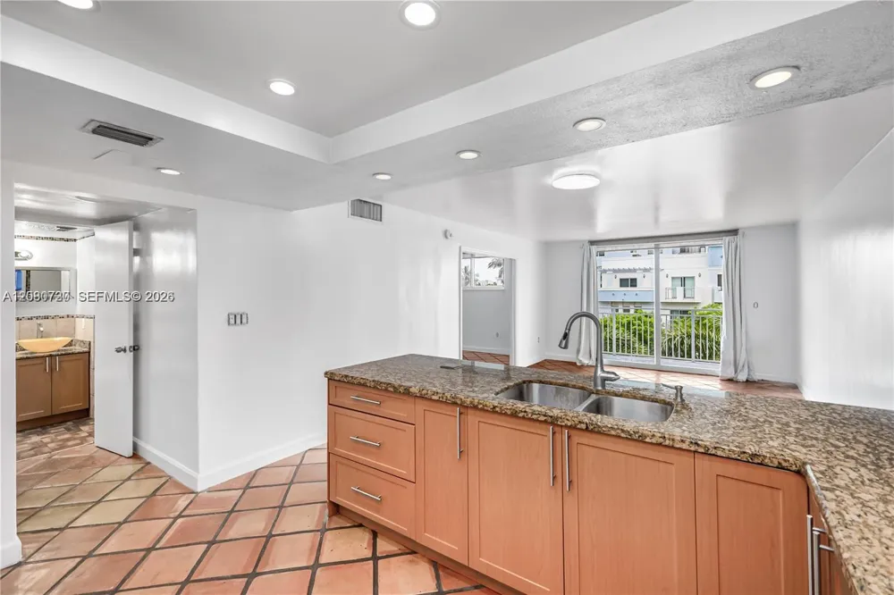 1045 10th St #402 Miami Beach, FL 33139