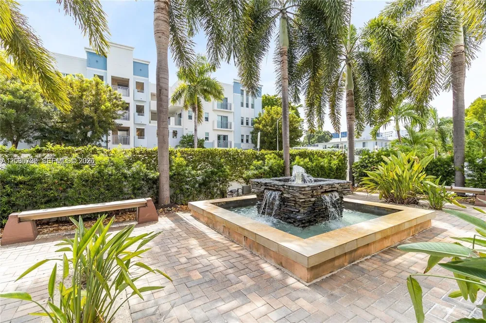 1045 10th St #402 Miami Beach, FL 33139