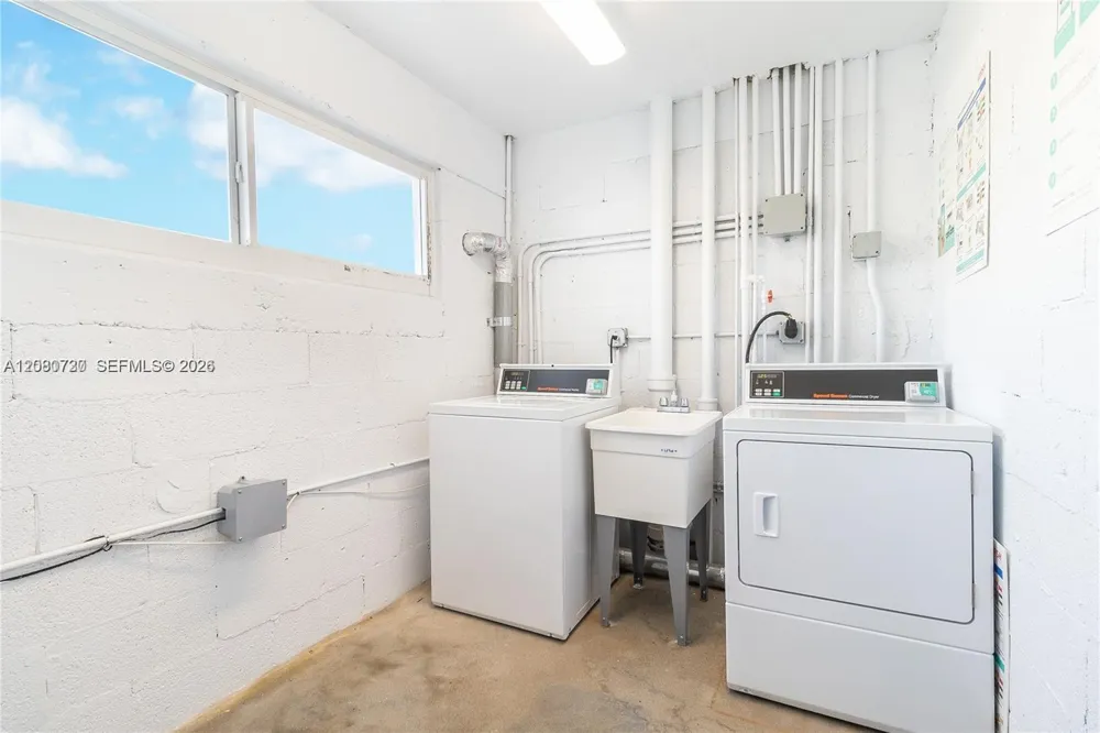 1045 10th St #402 Miami Beach, FL 33139