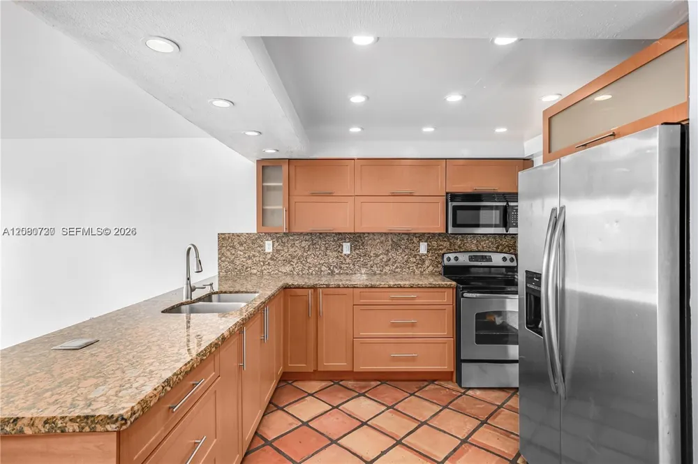1045 10th St #402 Miami Beach, FL 33139