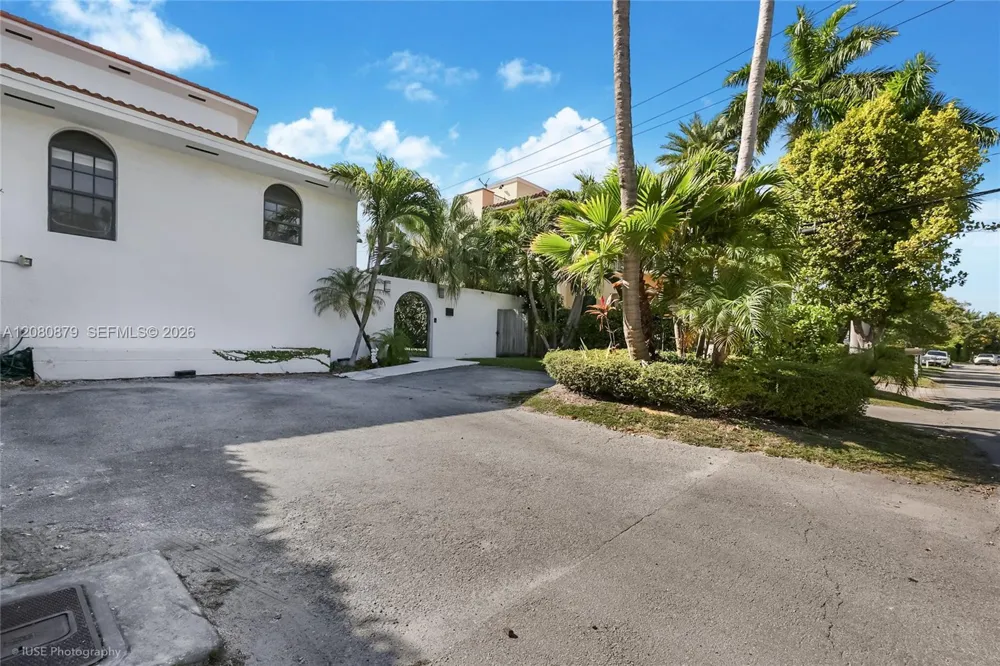 596 Fernwood Rd #B Key Biscayne, FL 33149