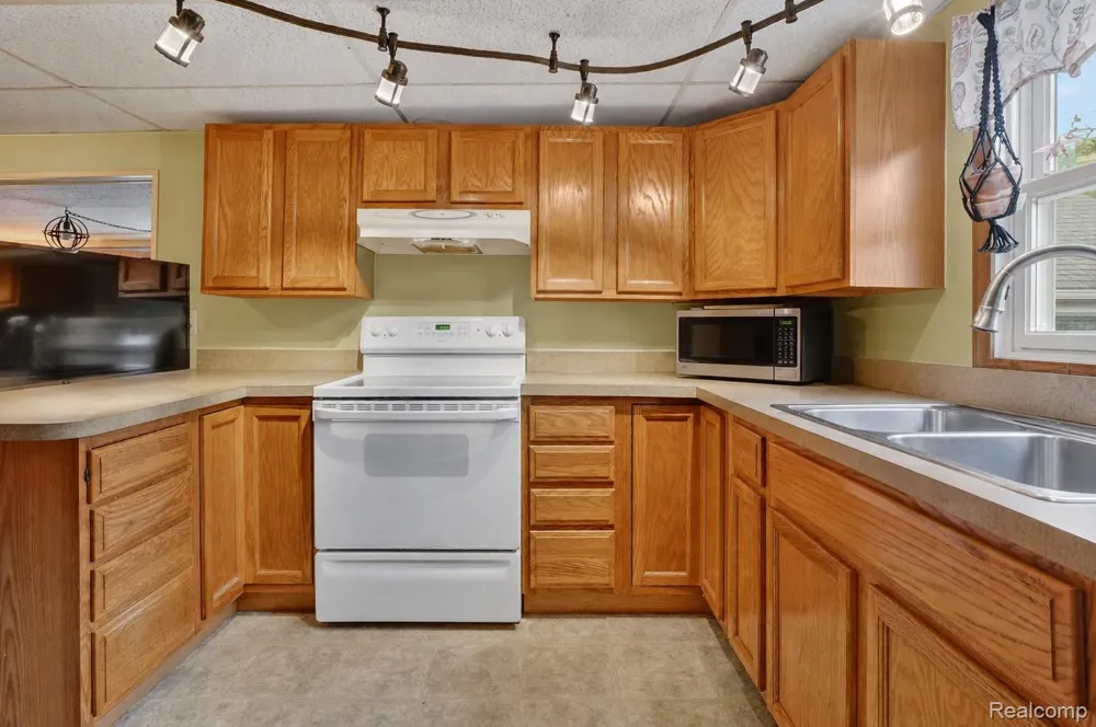 4111 Risedorph Street Burton City, MI 48509