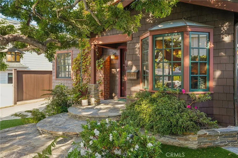 1732 Poinsettia Avenue Manhattan Beach, CA 90266