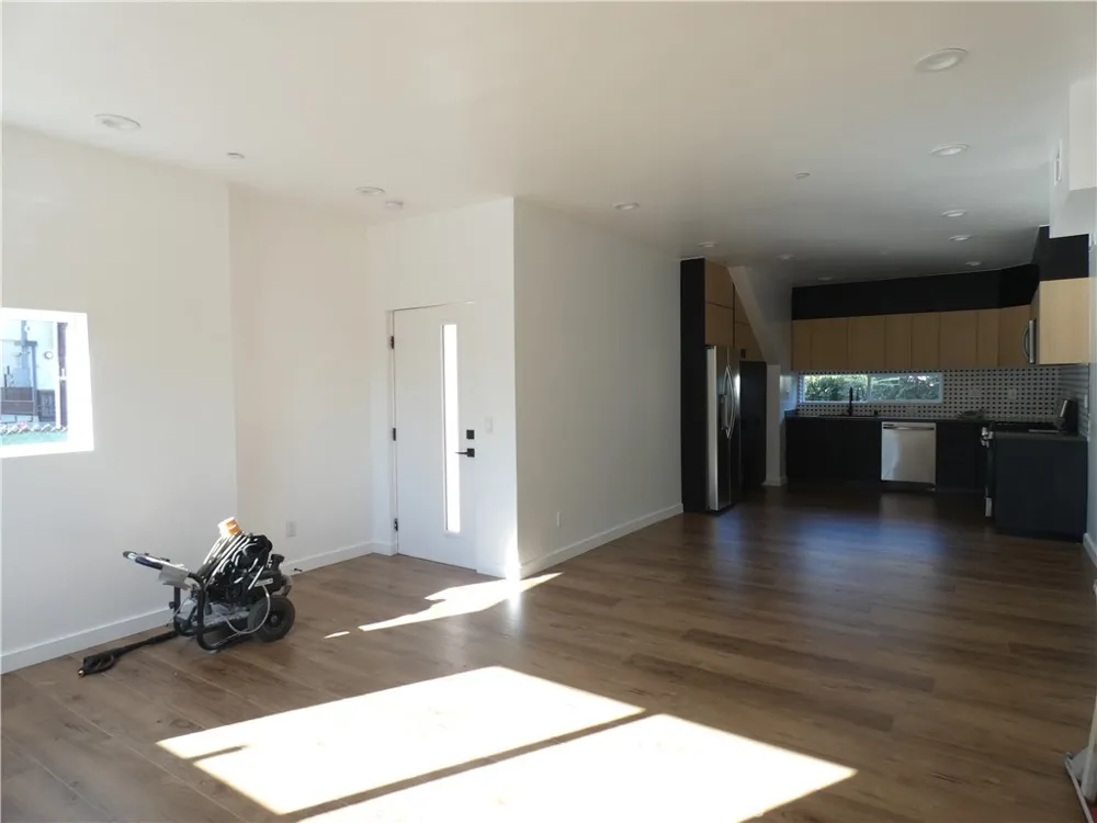 6034 Craner Avenue North Hollywood, CA 91606