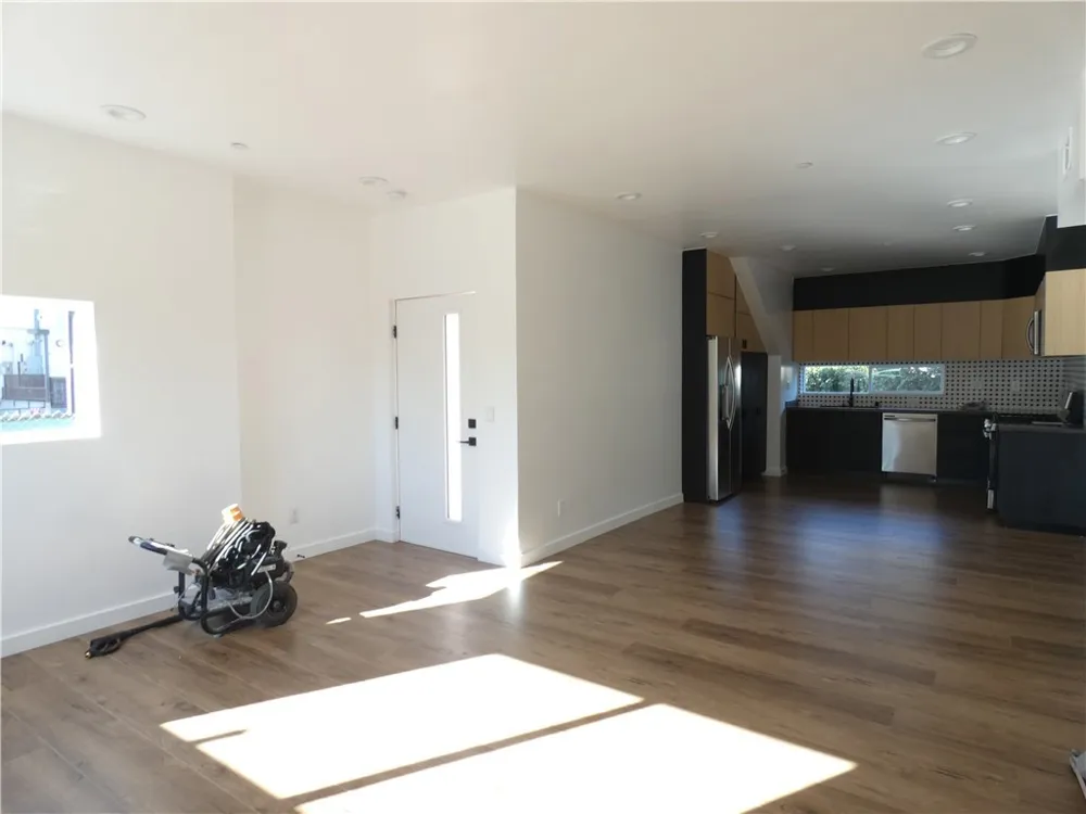6034 Craner Avenue North Hollywood, CA 91606