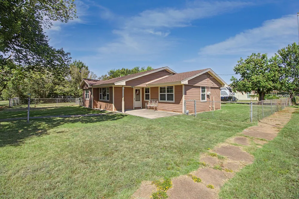 307 E Barton Street Calvert, TX 77837