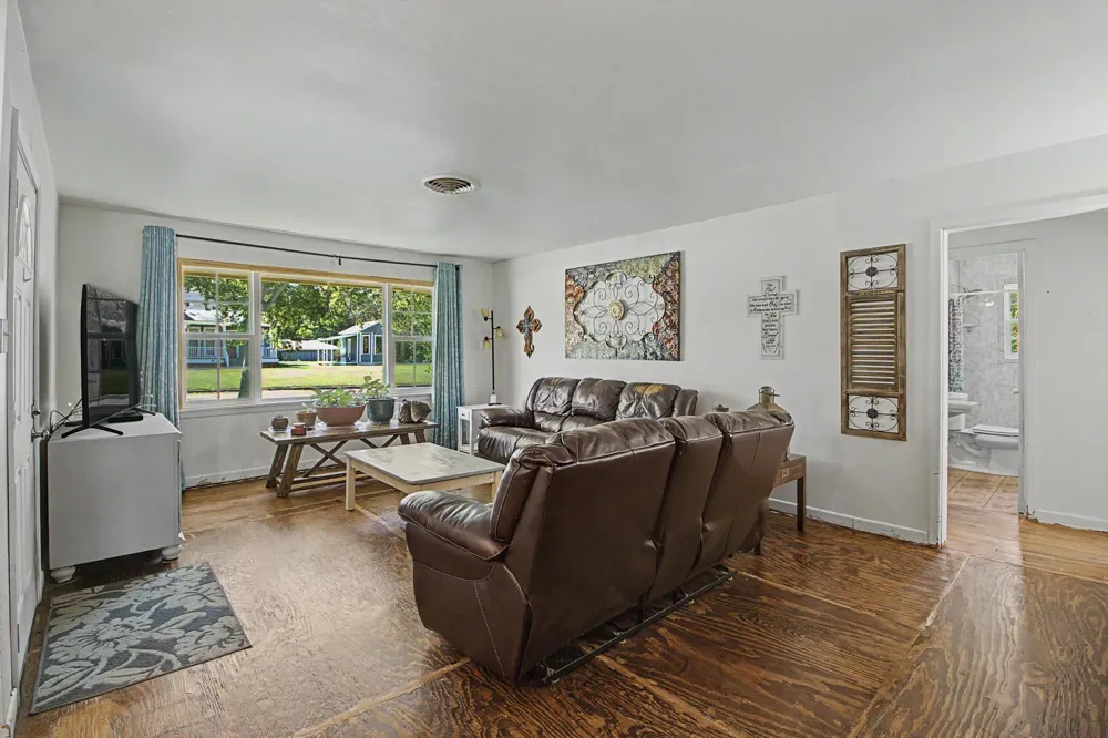 307 E Barton Street Calvert, TX 77837