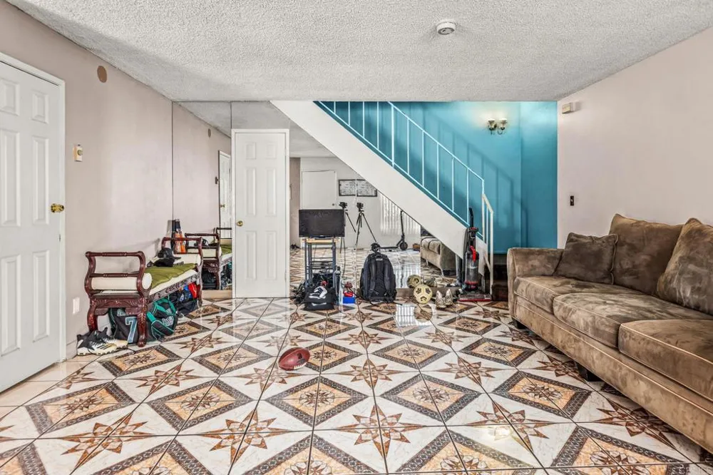 6886 Parkside Avenue San Diego, CA 92139