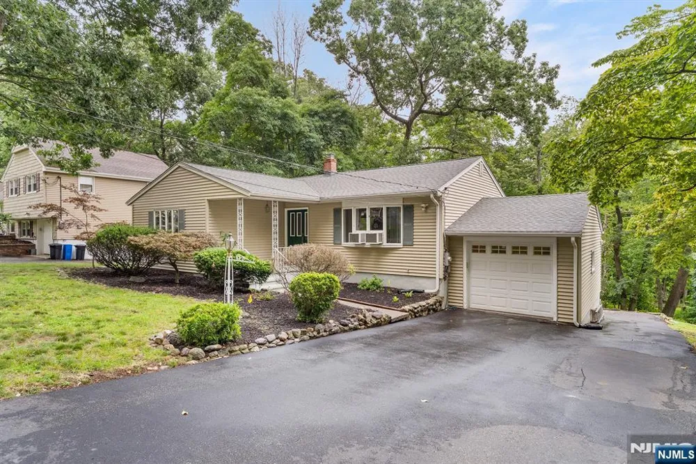 130 Vreeland Avenue Bloomingdale, NJ 07403