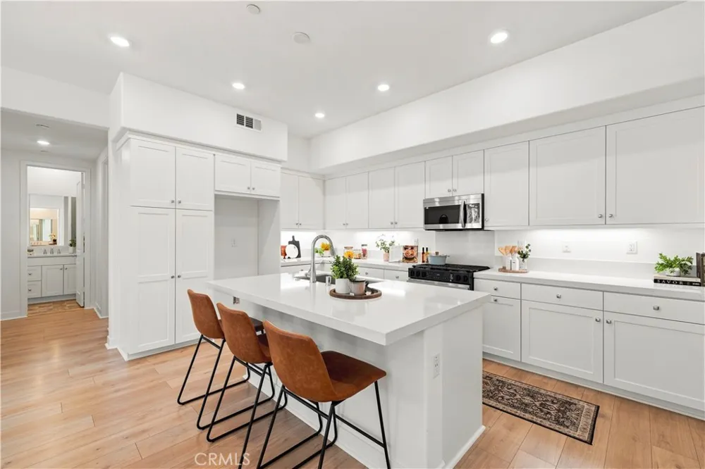 27212 Diamond Peak Lane #203 Valencia, CA 91381